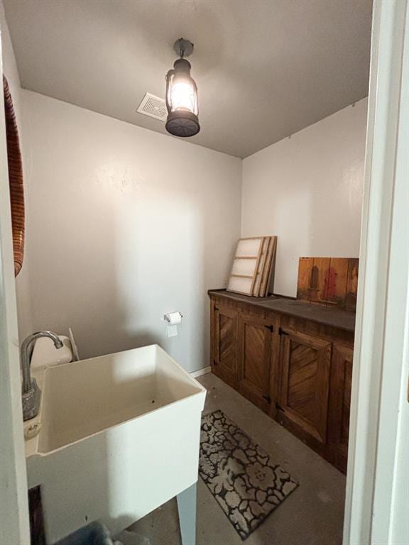 12600 SW 58th St, Mustang, OK 73064 - bathroom featuring sink