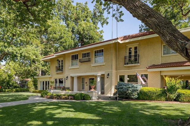 view of front of house with a front lawn