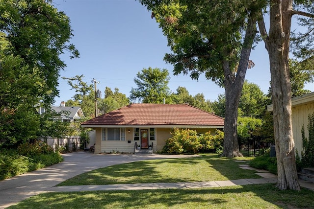 view of front of home featuring a front yard