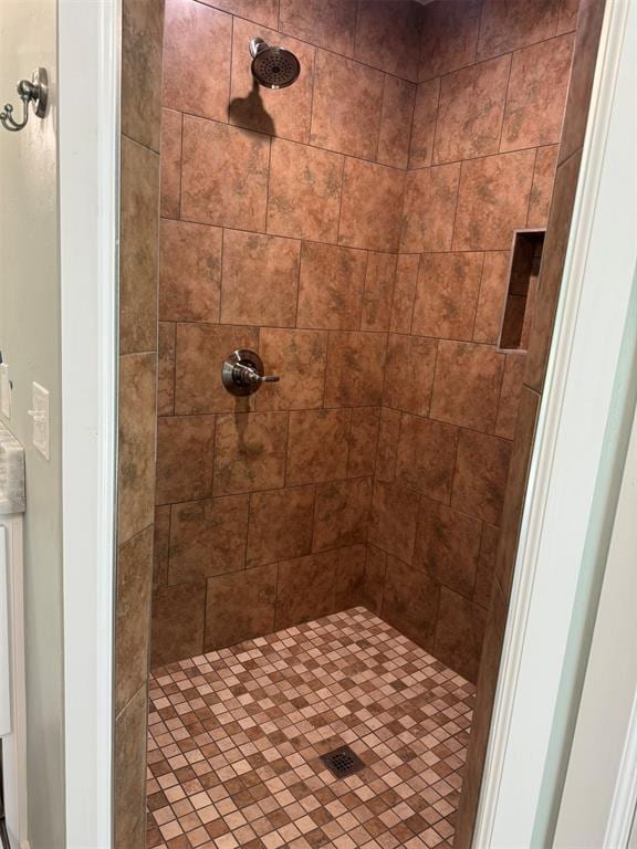 bathroom featuring a tile shower