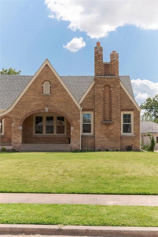 view of front of house with a front yard