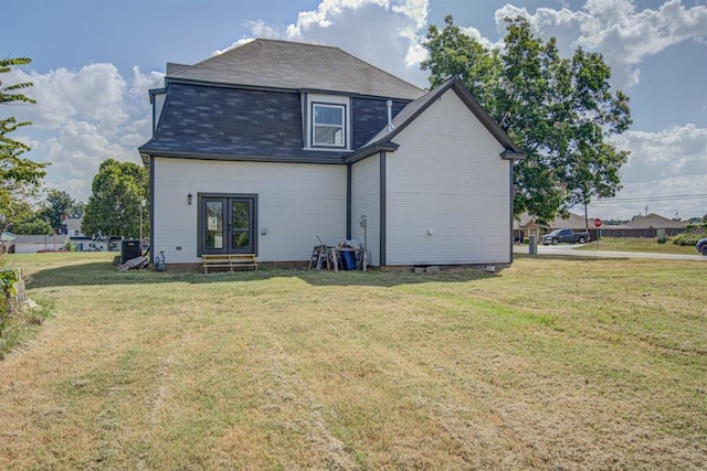 back of house featuring a lawn