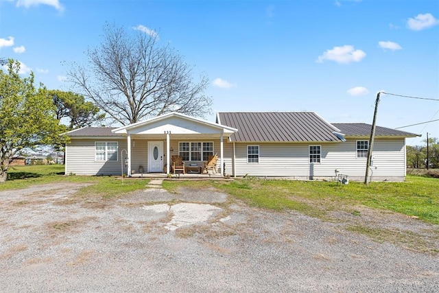 single story home with a porch