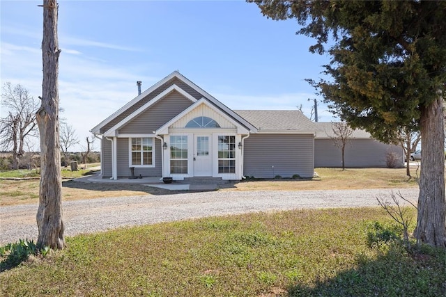 view of front of home featuring a front lawn