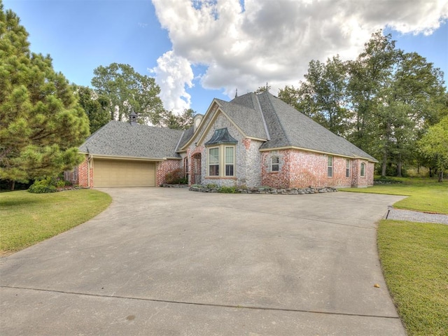 view of front of home featuring a front yard