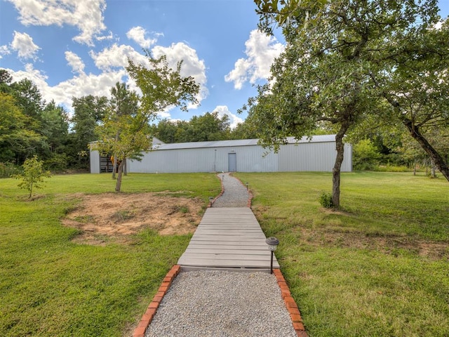 view of yard featuring an outbuilding