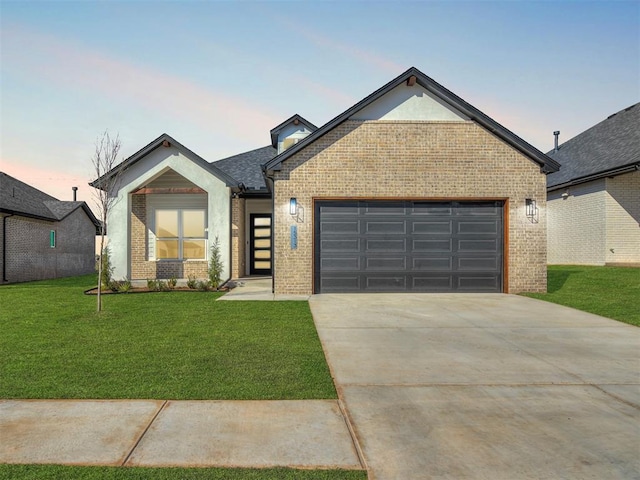 view of front facade featuring a garage and a yard