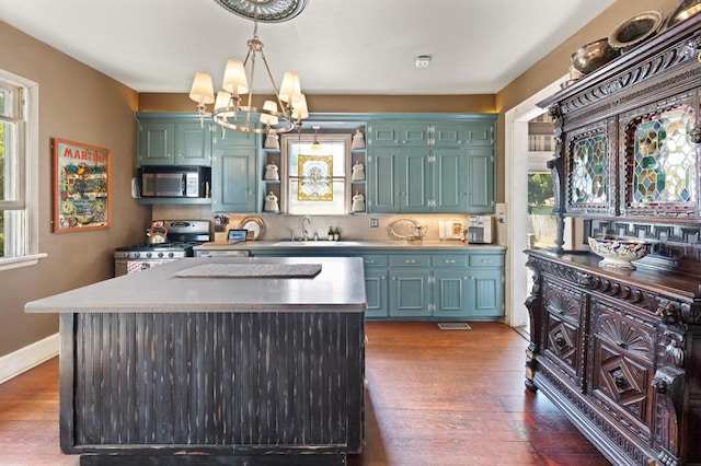 kitchen with appliances with stainless steel finishes, a center island, and plenty of natural light