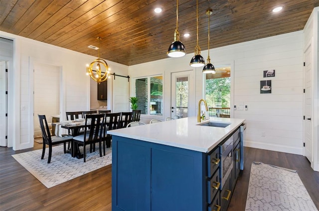 kitchen with sink, pendant lighting, a center island with sink, and blue cabinets