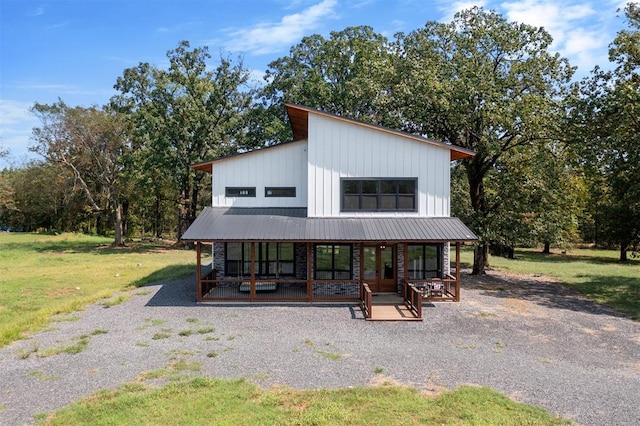 view of front of house featuring a porch and a front yard