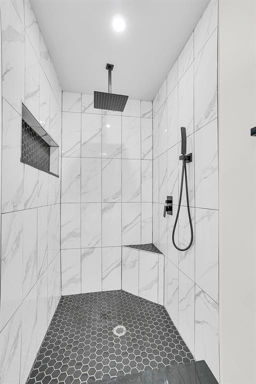 1405 Rosehaven Dr, Altus, OK 73521 - full bath featuring tiled shower
