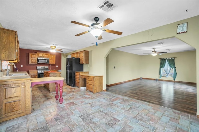 kitchen featuring a kitchen breakfast bar, light hardwood / wood-style floors, sink, and appliances with stainless steel finishes