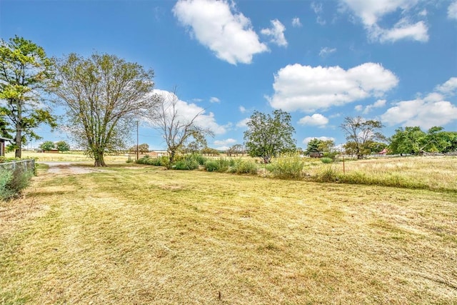 view of yard featuring a rural view