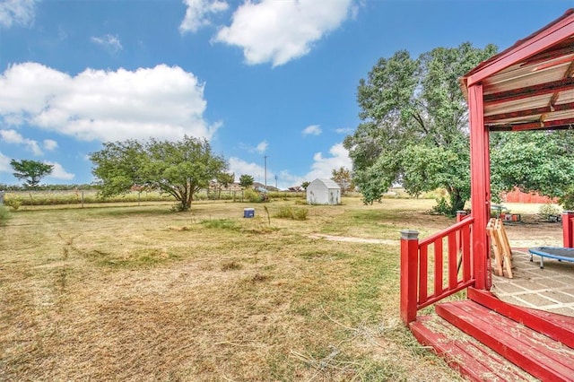 view of yard featuring a rural view