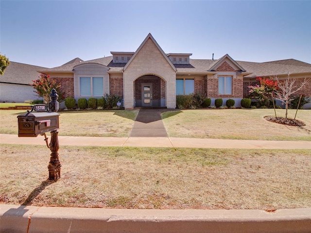 view of front of property featuring a front lawn