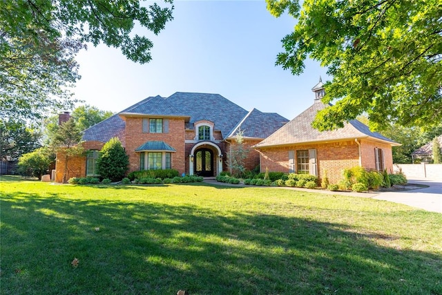 view of front of property featuring a front yard