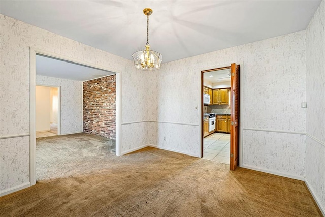 unfurnished room with a chandelier and light colored carpet