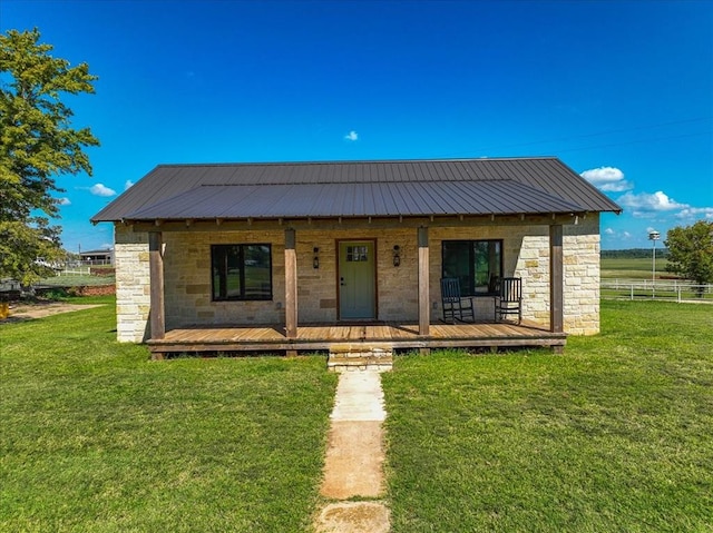 view of front of home with covered porch and a front lawn