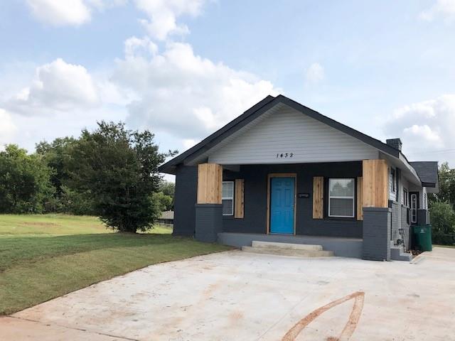 view of front facade with a porch and a front lawn