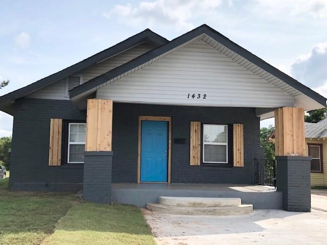 view of front of property featuring a porch