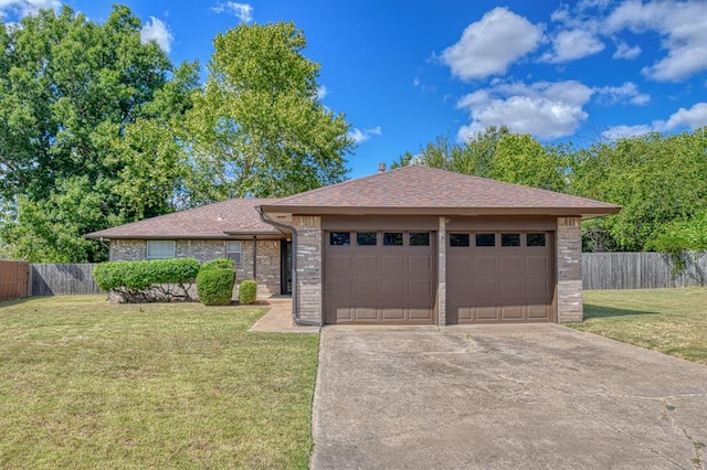 view of front facade featuring a garage and a front yard