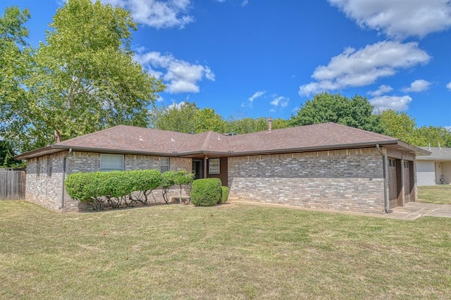 ranch-style house featuring a front yard