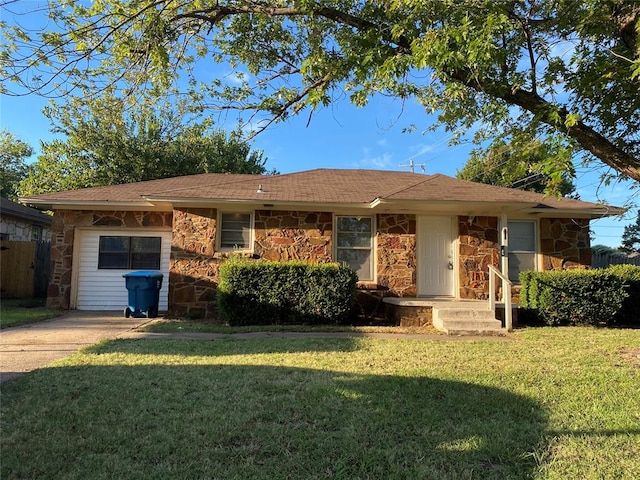 ranch-style home featuring a front lawn