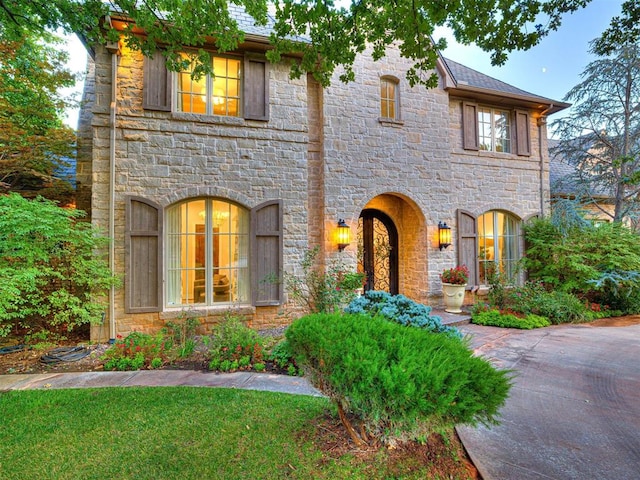 view of front of house featuring a front yard