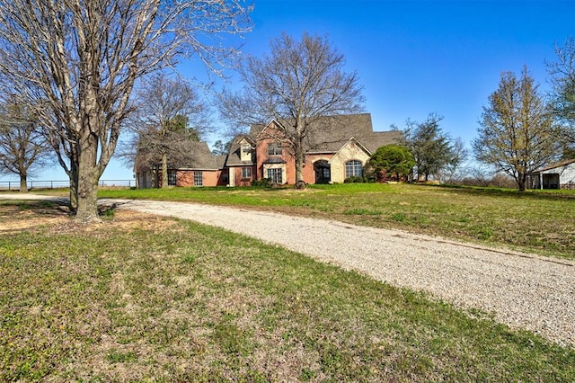 view of front facade featuring a front yard