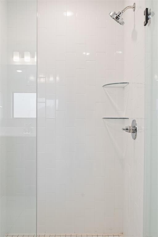 bathroom featuring tiled shower