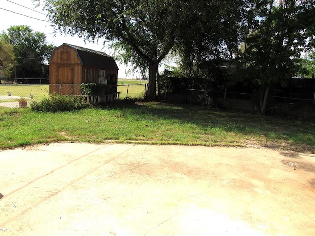 view of yard with an outdoor structure