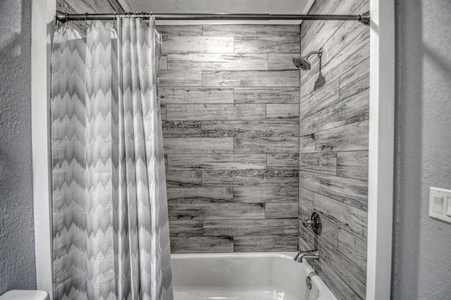 bathroom featuring shower / tub combo