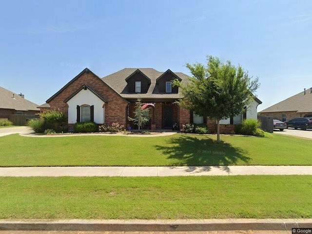 view of front of home featuring a front yard