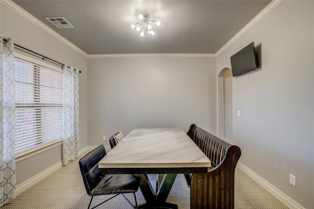 dining area with arched walkways, carpet floors, visible vents, and baseboards