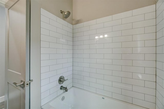 bathroom featuring tiled shower / bath