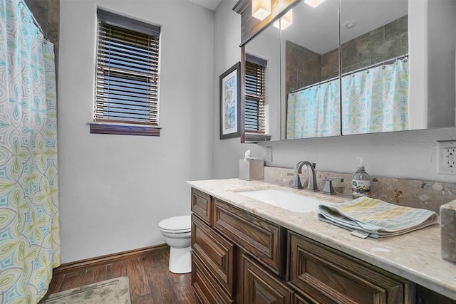11335 N 1930th Rd, Sayre, OK 73662 - full bath with wood finished floors, toilet, vanity, baseboards, and curtained shower
