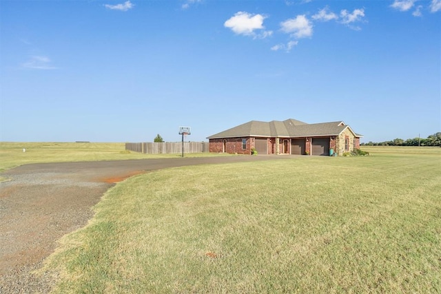 view of front facade featuring a front lawn