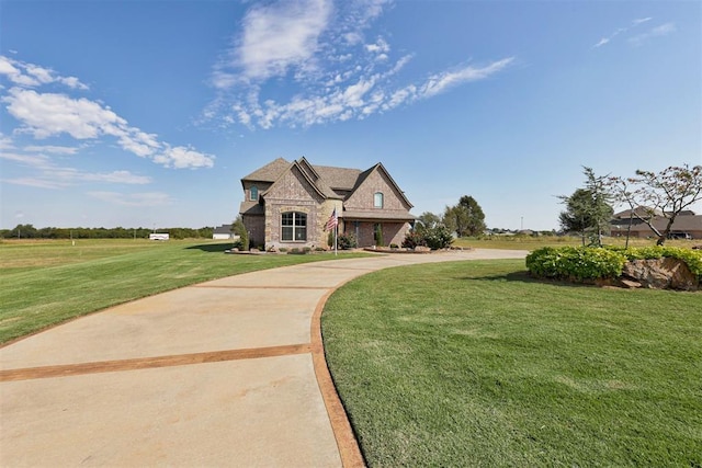 view of front facade featuring a front lawn