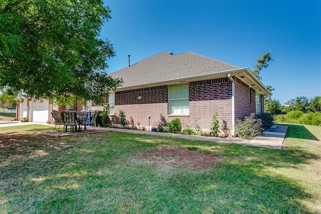 view of front of home featuring a garage and a front yard