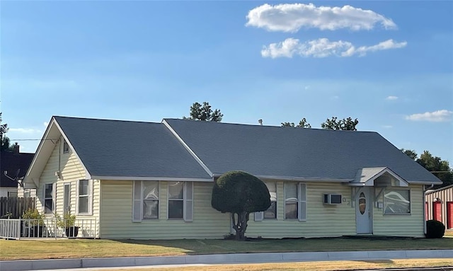 bungalow featuring a front lawn