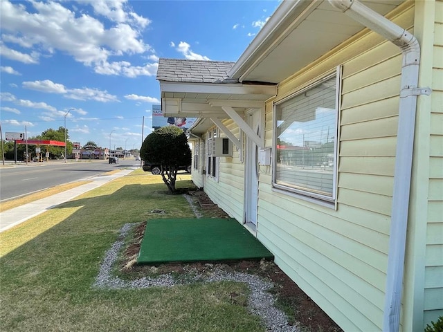 view of side of property featuring a lawn