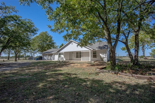 view of front facade featuring a front yard