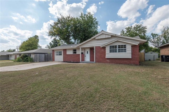 single story home featuring a front yard