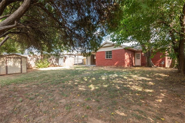 view of yard featuring a storage unit