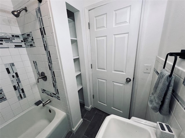 bathroom with tiled shower / bath