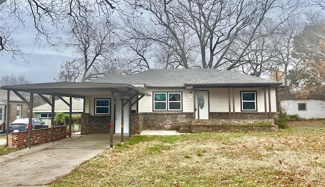 view of front facade featuring a carport and a front yard