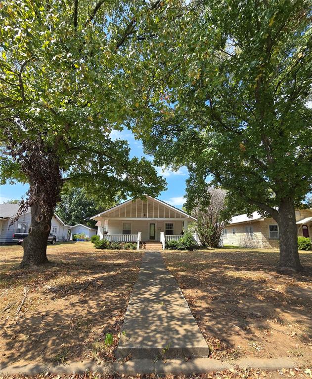 ranch-style house with a porch