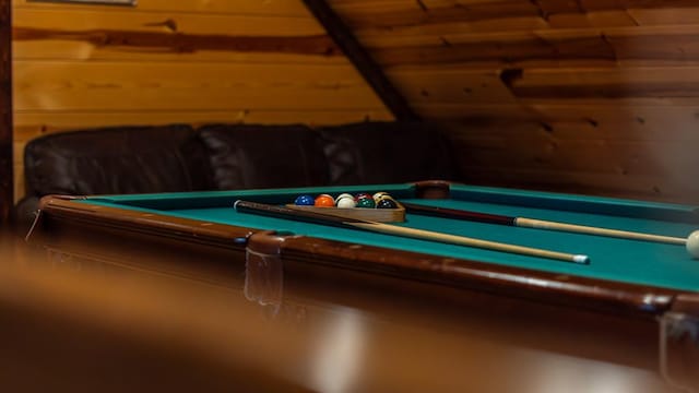 playroom featuring pool table