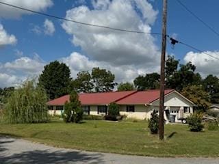 1305 SE 15th St, Wagoner, OK 74467 - single story home featuring a front lawn