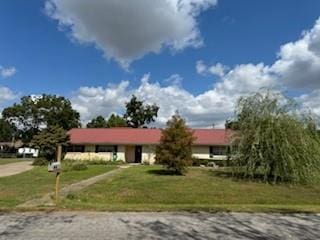 1305 SE 15th St, Wagoner, OK 74467 - ranch-style house with a front lawn